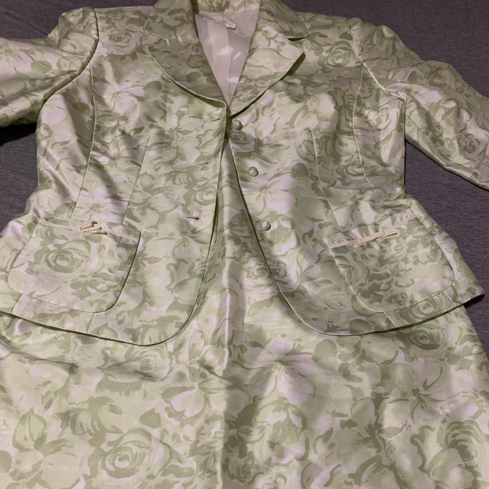 Size 8 Stresa skirt suit.